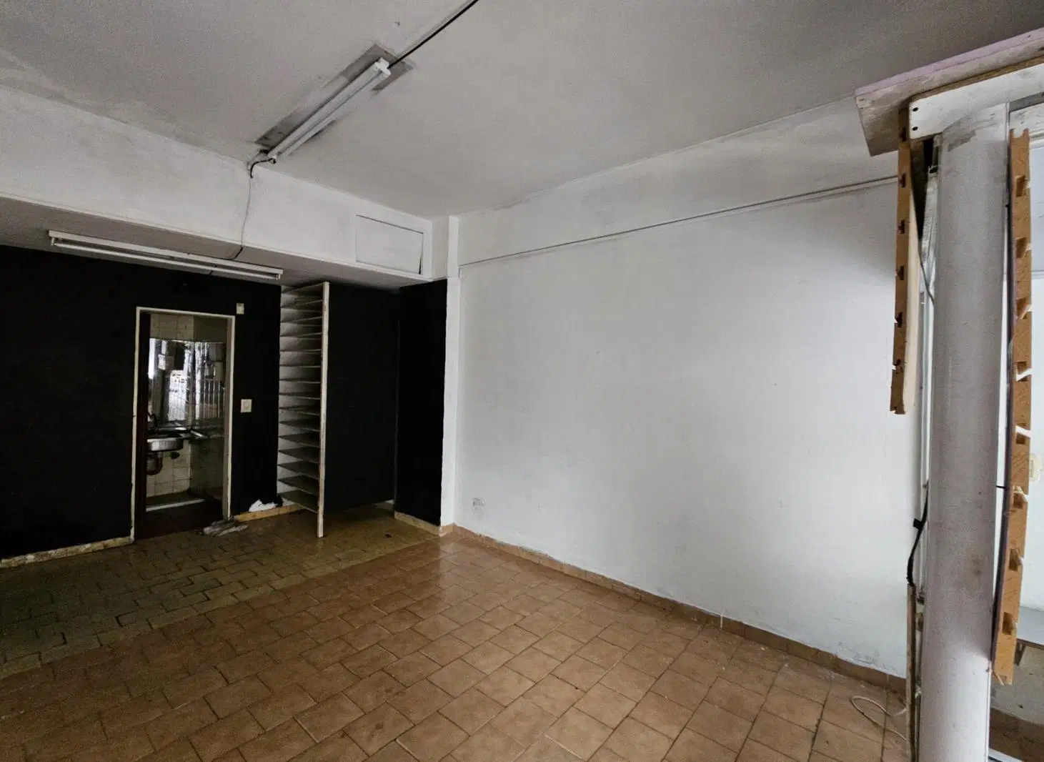 Alquiler - Local Comercial a la calle , a mts de la esquina - 1