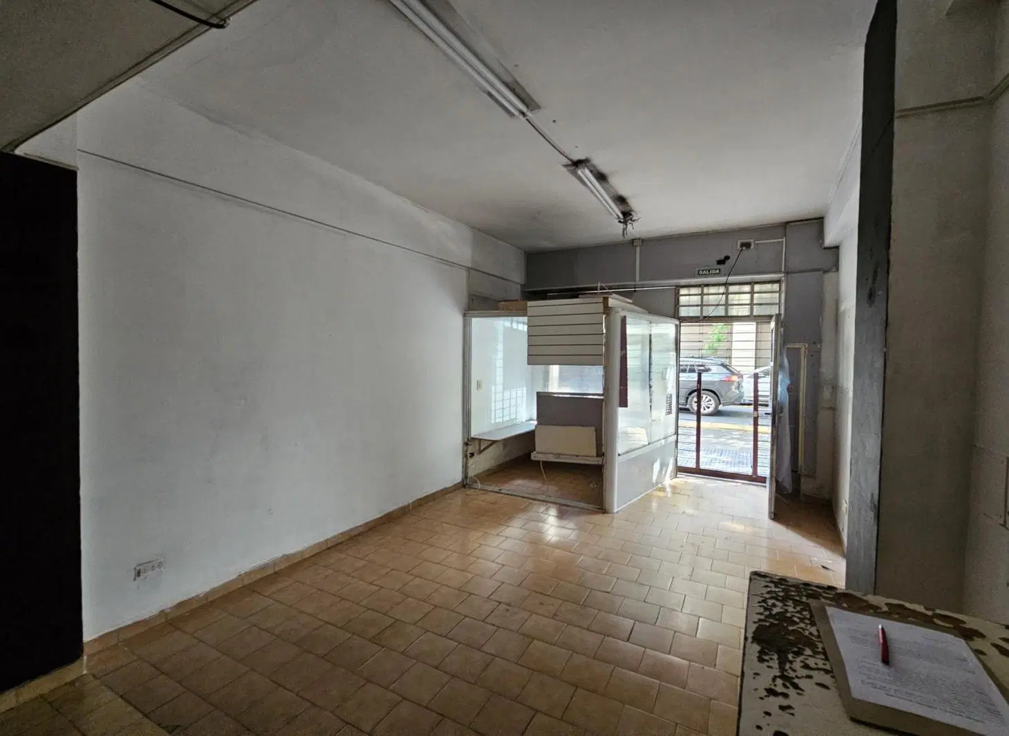 Alquiler - Local Comercial a la calle , a mts de la esquina - 1