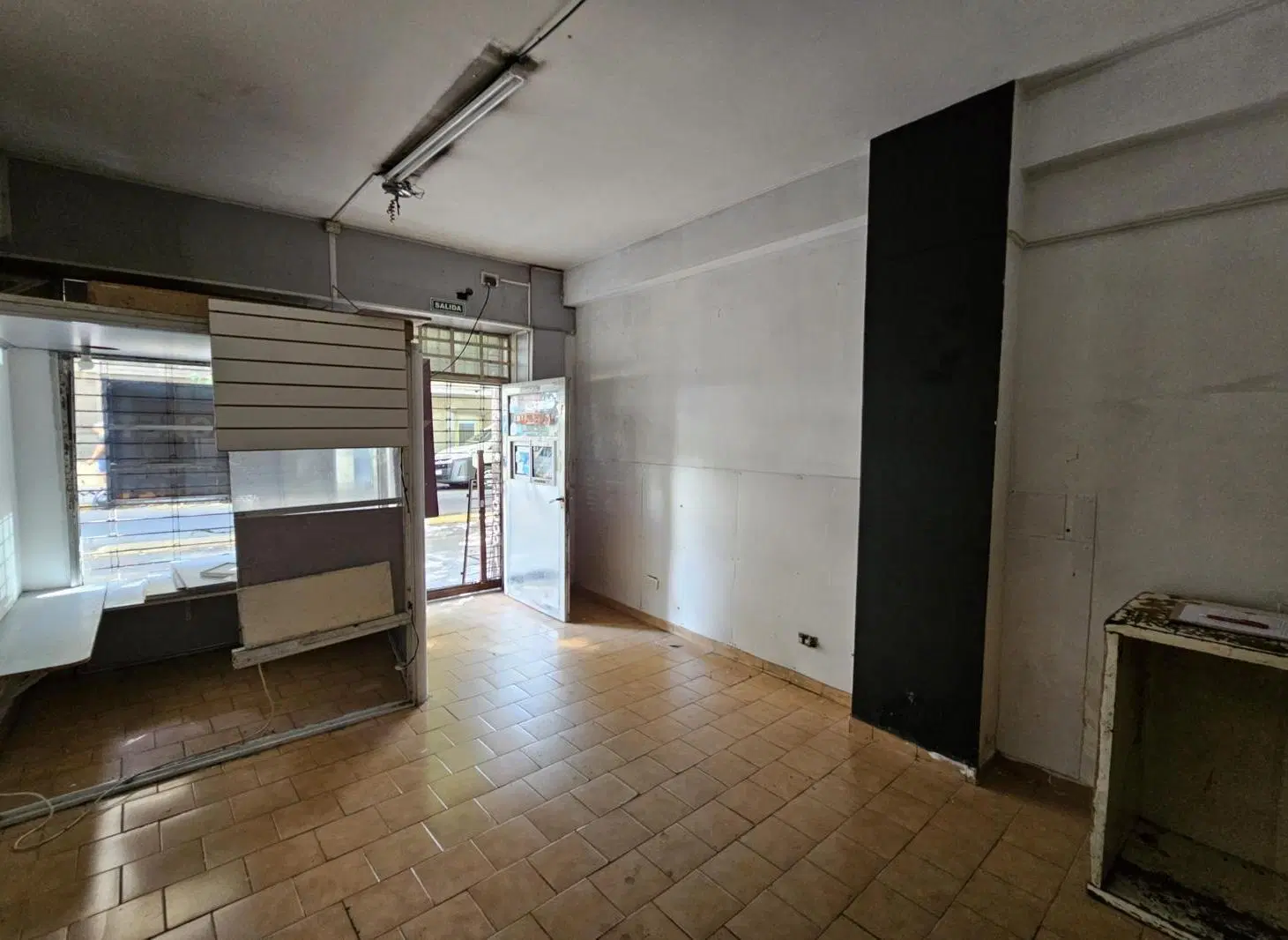 Alquiler - Local Comercial a la calle , a mts de la esquina - 5