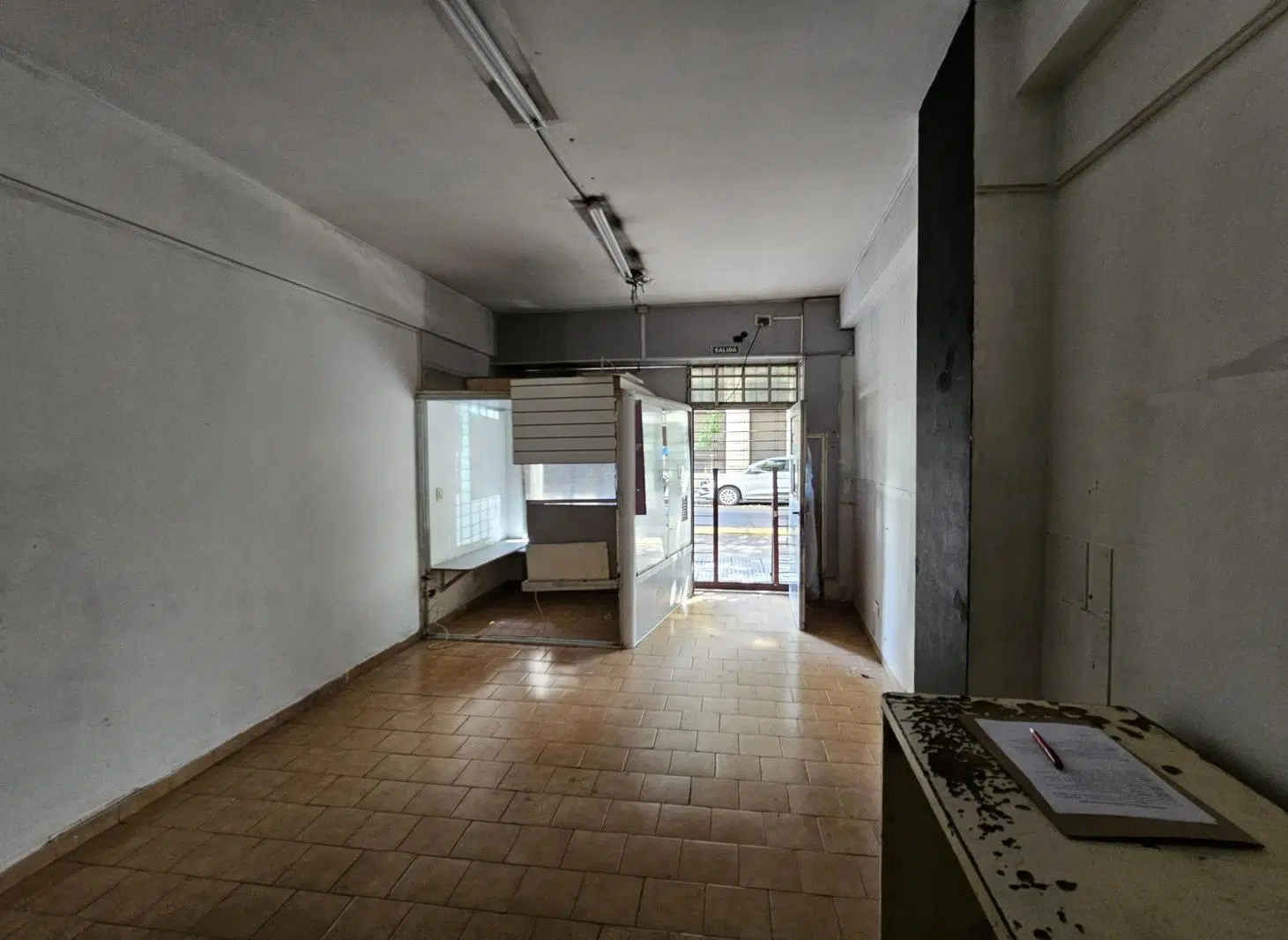 Alquiler - Local Comercial a la calle , a mts de la esquina - 4