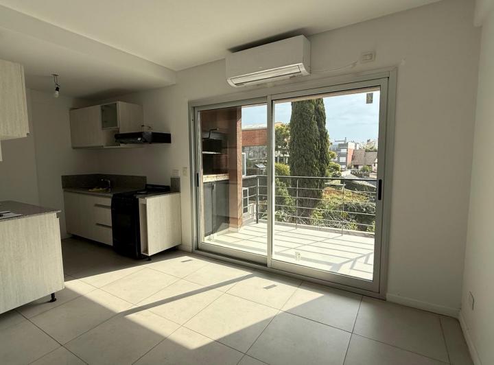 Departamento con cochera y parrilla - Coghlan 4