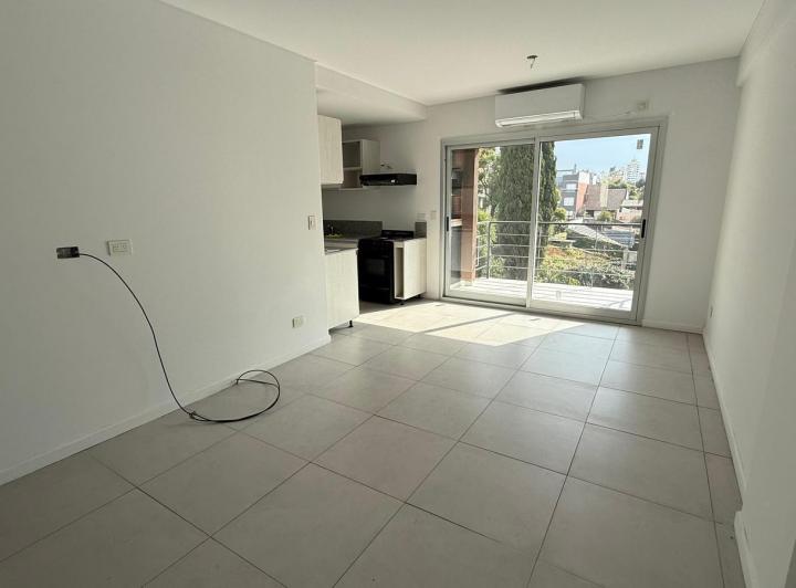 Departamento con cochera y parrilla - Coghlan 5