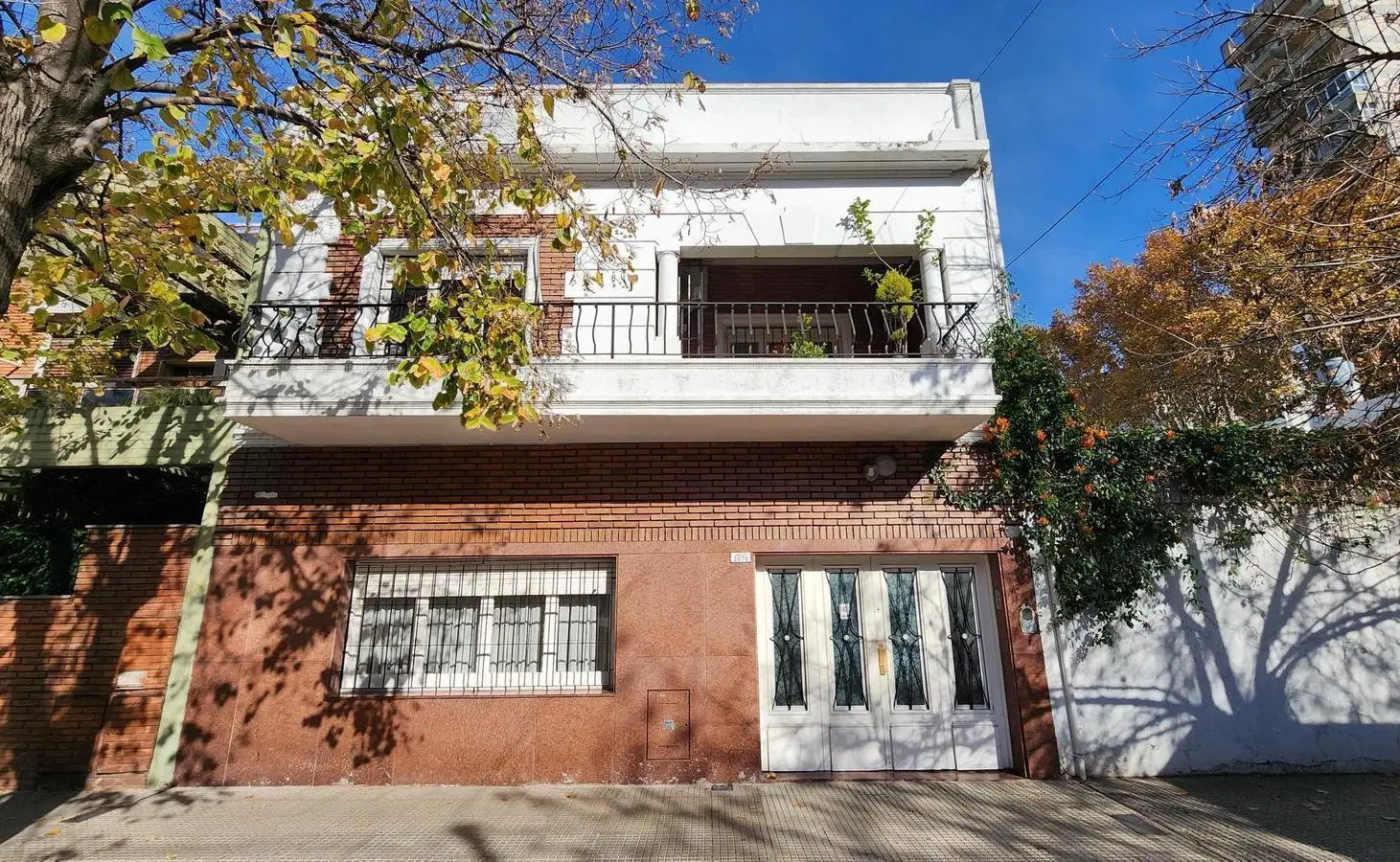 Casa de 6 ambientes con patio, quincho, terraza y cochera para 2 autos en Venta 3