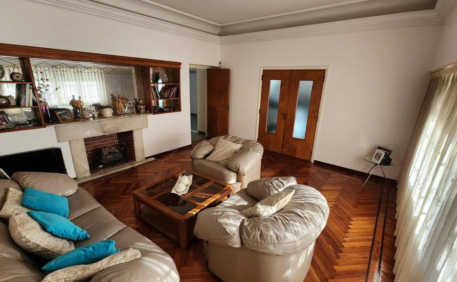 Casa de 6 ambientes con patio, quincho, terraza y cochera para 2 autos en Venta 5