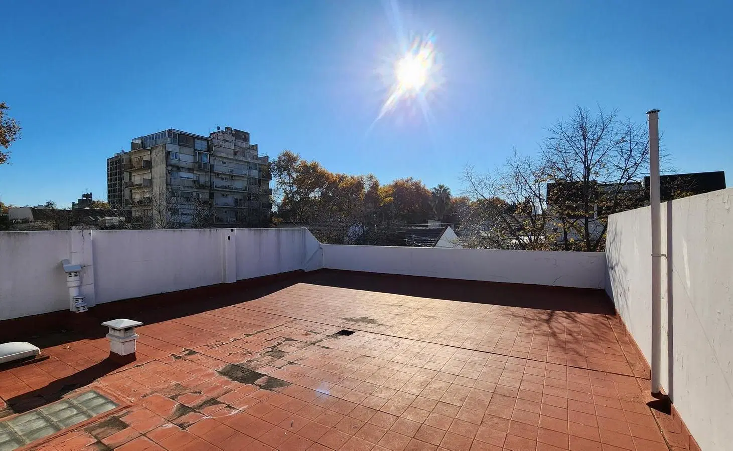 Casa de 6 ambientes con patio, quincho, terraza y cochera para 2 autos en Venta 2
