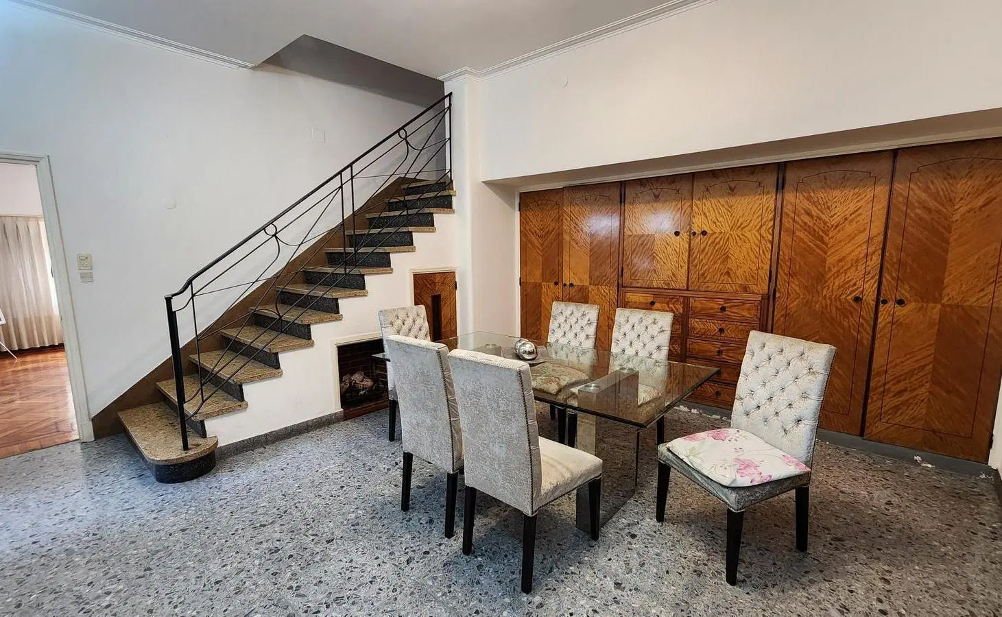 Casa de 6 ambientes con patio, quincho, terraza y cochera para 2 autos en Venta 8