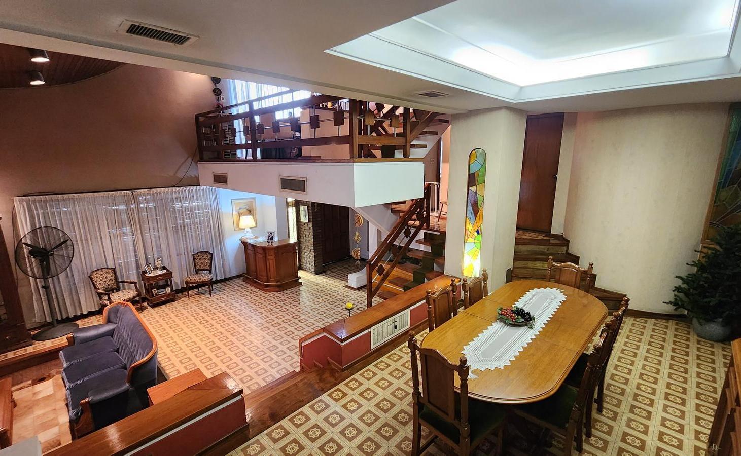 Foto de Casa de 5 Ambientes sobre Lote Propio con Doble Cochera | 302 m², imagen 3