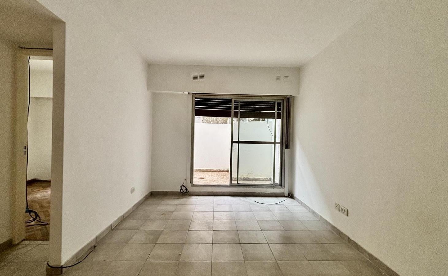Foto de Venta 2 Ambientes en Planta Baja con Dos Patios y Cochera | Apto Crédito, imagen 2