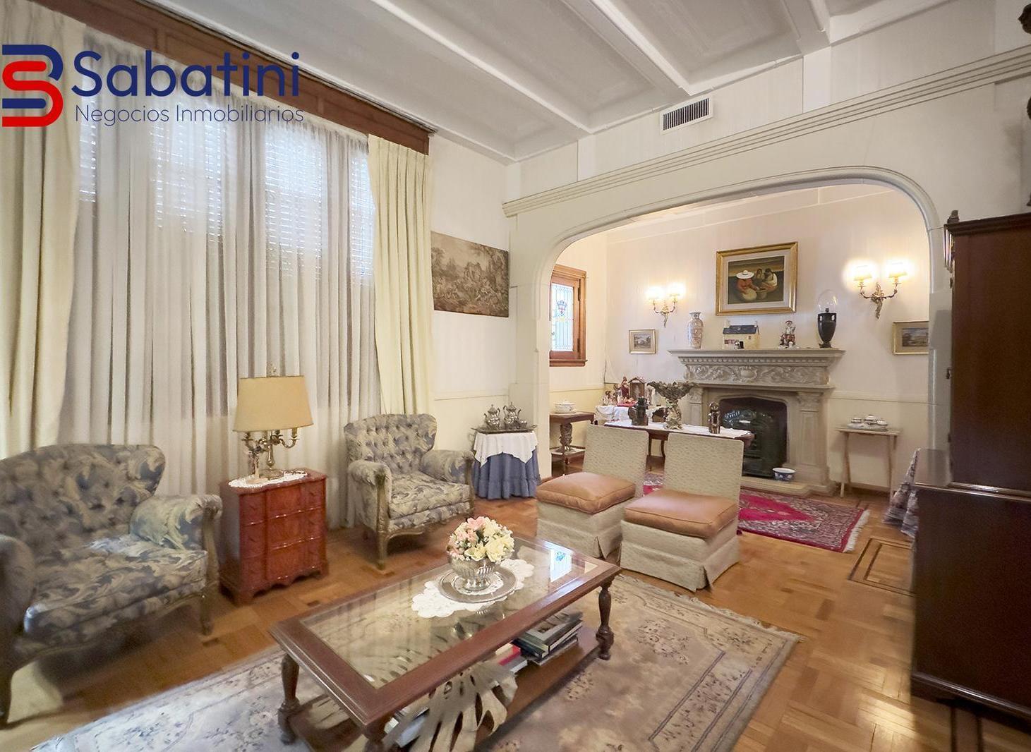Foto de Exclusiva Casa Tudor Reciclada de 8 Ambientes con Jardín, Terraza y 2, imagen 2