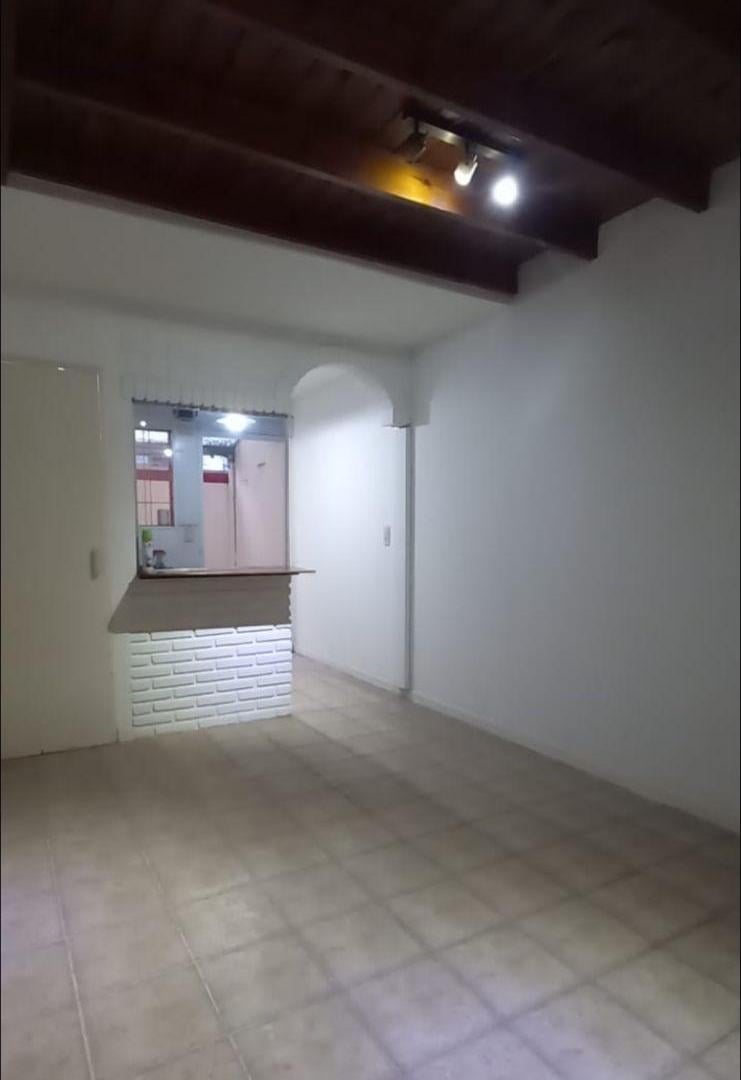 Foto de Duplex 3 ambientes de 43 m² Patio a pasos centro comercial Urquiza y, imagen 2