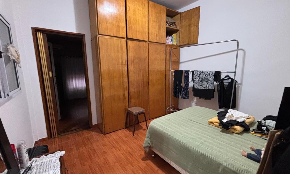 Casa al frente con galpón al fondo