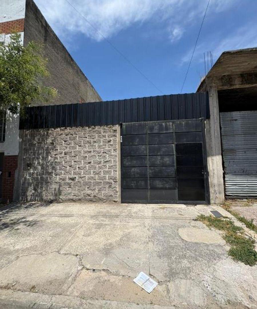 Departamento tipo Casa en alquiler, a 1 cuadra y media de Avda Santa Fe. Cochera opcional.