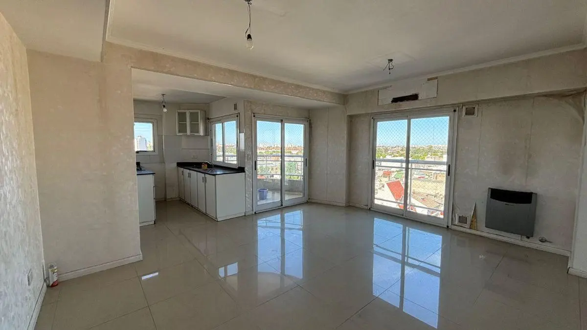 Excelente departamento de 4 ambientes al frente. 2