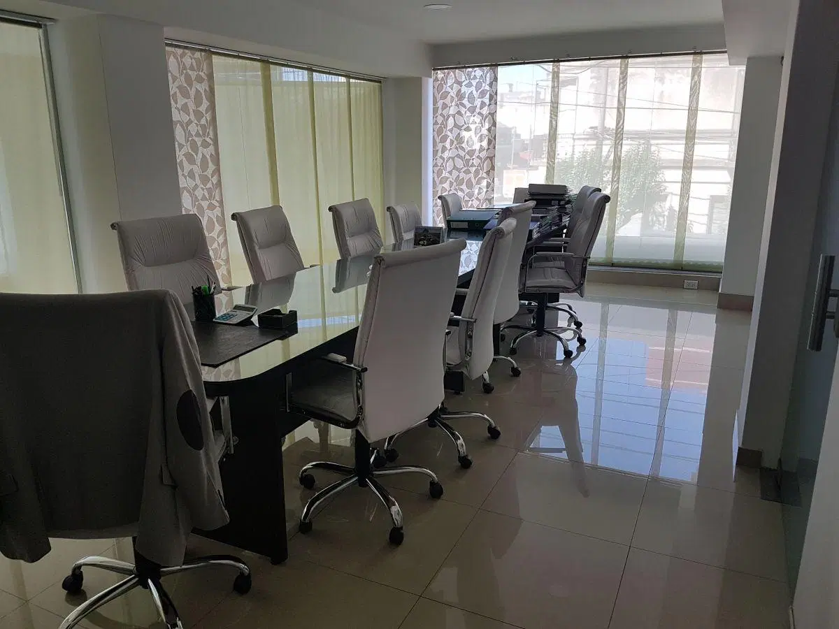 Local de 180 mts.2 con doble altura en ingreso en excelente ubicación. 5