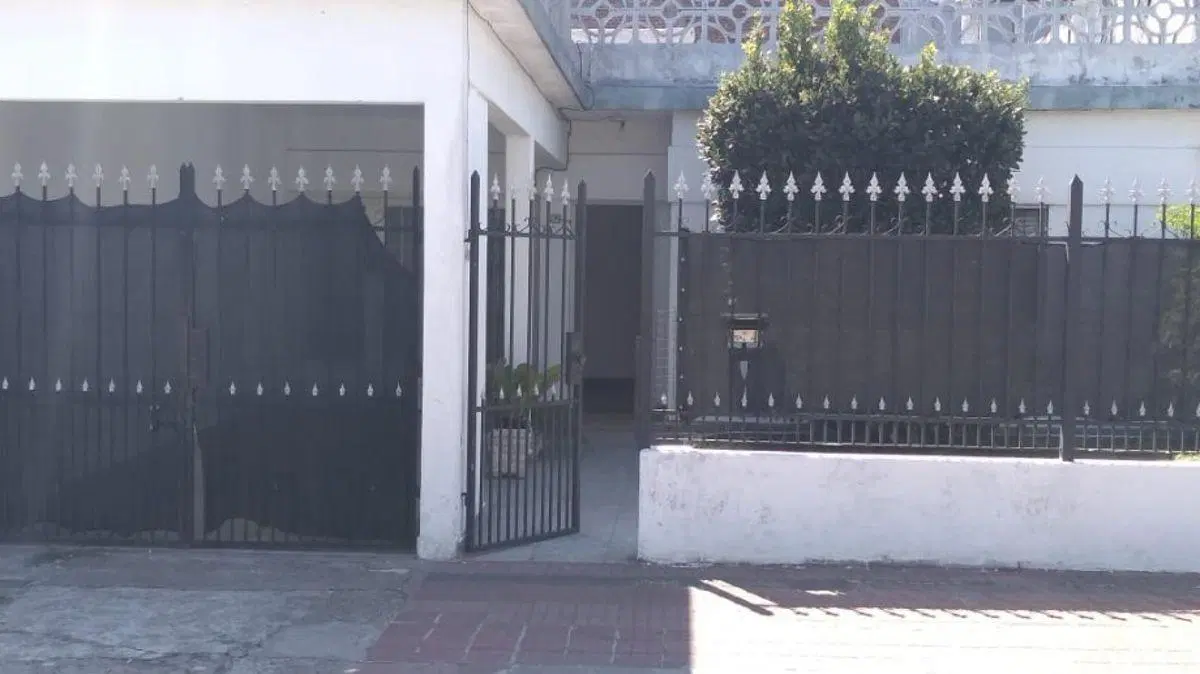 Amplia casa construida toda en planta baja. 4