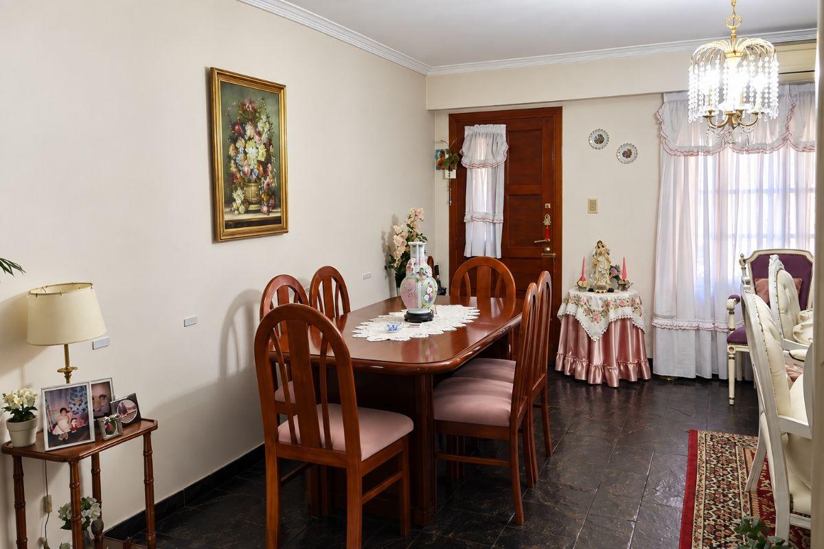 Foto de CHALET DE 4 AMBIENTES CON PATIO, QUINCHO Y COCHERA - PIÑEYRO, AVELLANEDA, imagen 2