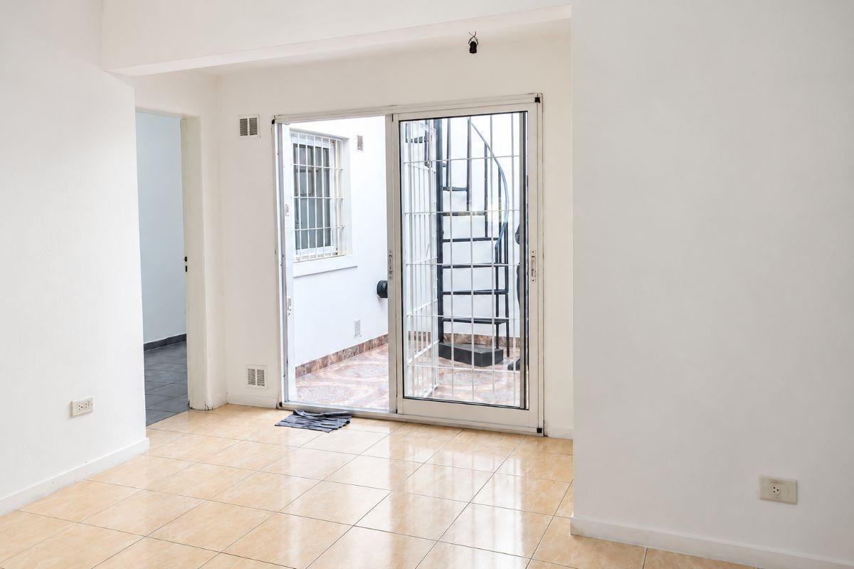 Foto de Depto tipo casa al frente, a metros de Av. Cabildo, imagen 2