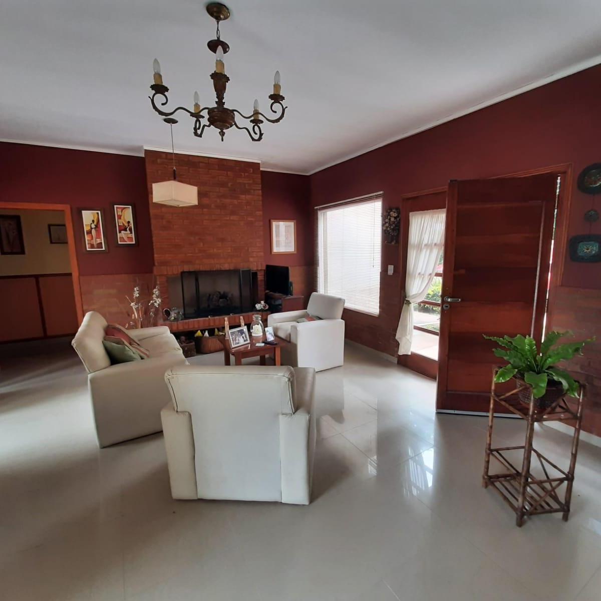 CASA CON HERMOSO FONDO CON PISCINA EN BARRIO PARQUE LAS NACIONES