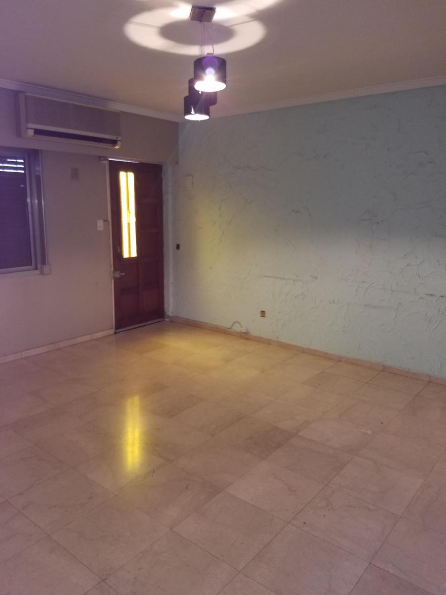 Excelente Propiedad Opcional 3 Departamentos Mas Amplio Salón con Cocheras 2
