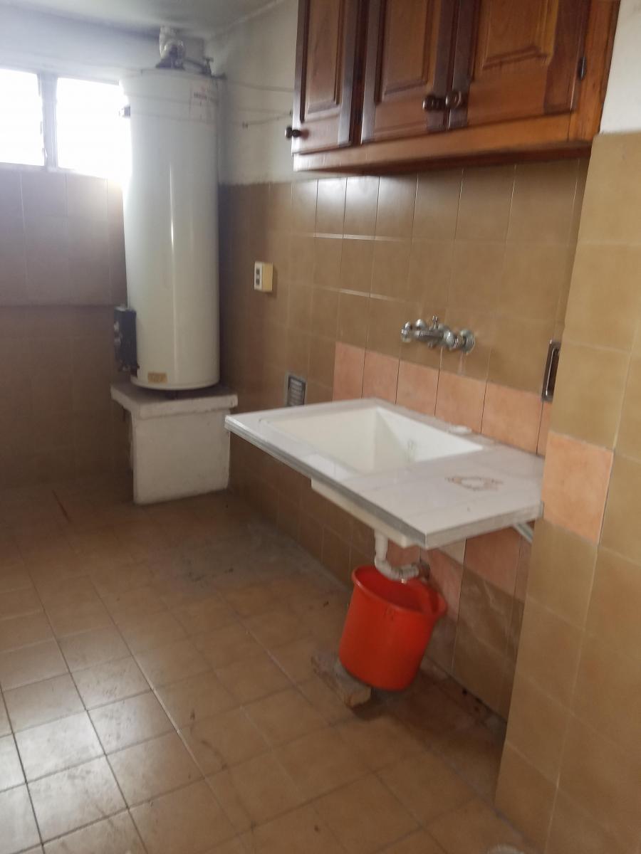 Excelente Propiedad Opcional 3 Departamentos Mas Amplio Salón con Cocheras 5