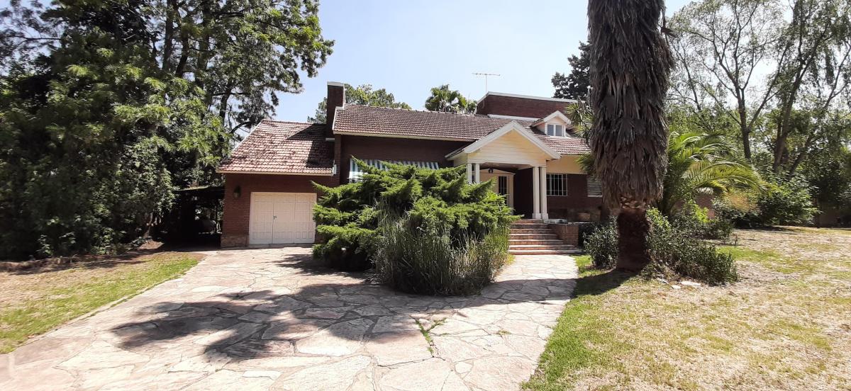 GRAN CASONA SOBRE AMPLIO PARQUE CON PISCINA ACEPTA DEPTO EN PARTE DE PAGO