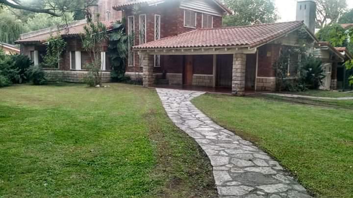 OPORTUNIDAD!!! AMPLIA CASA SOBRE 6 LOTES CON GRAN QUINCHO !!!EXCELENTE UBICACIÓN