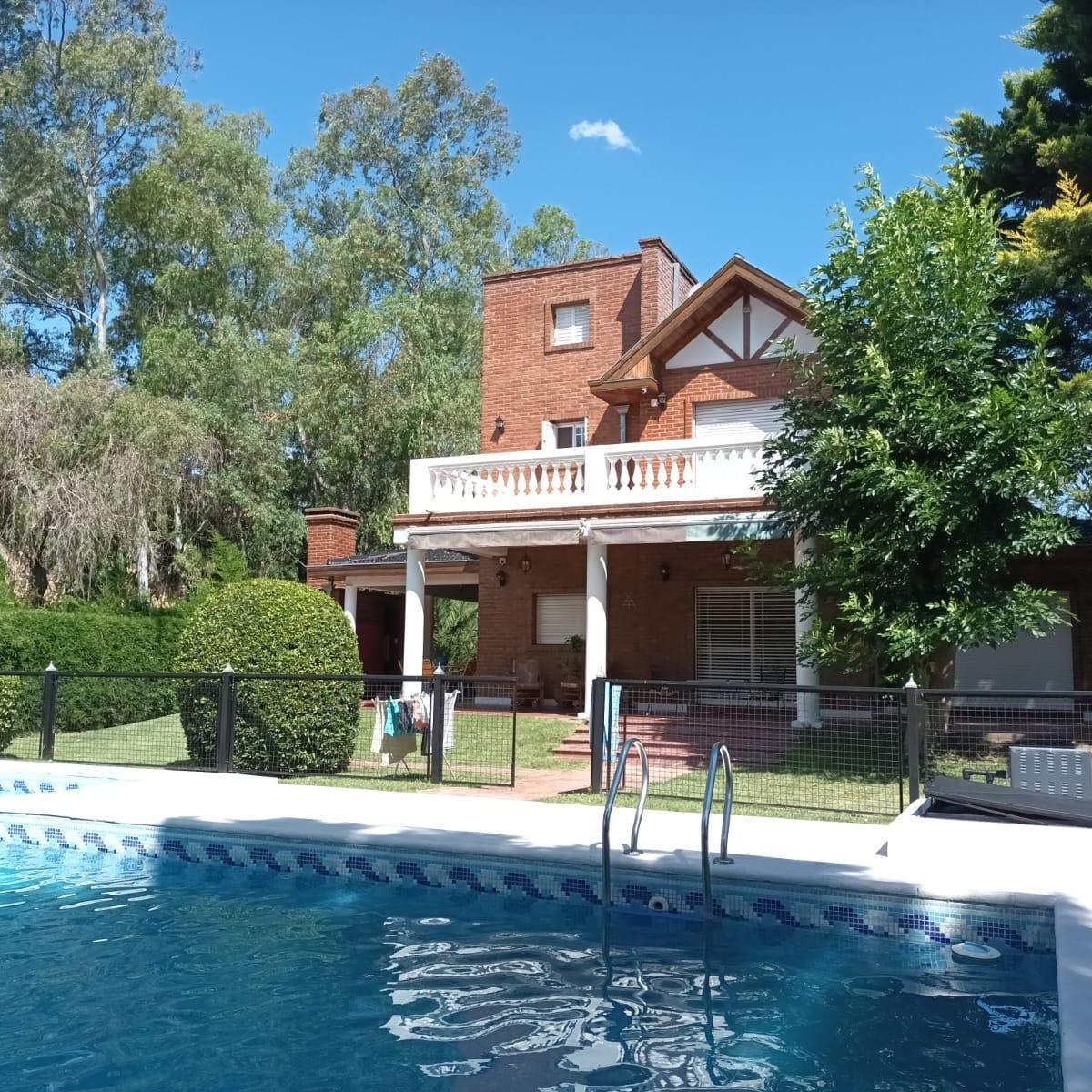 EXCELENTE CHALET DE CATEGORIA SOBRE AMPLIO PARQUE CON BOSQUE