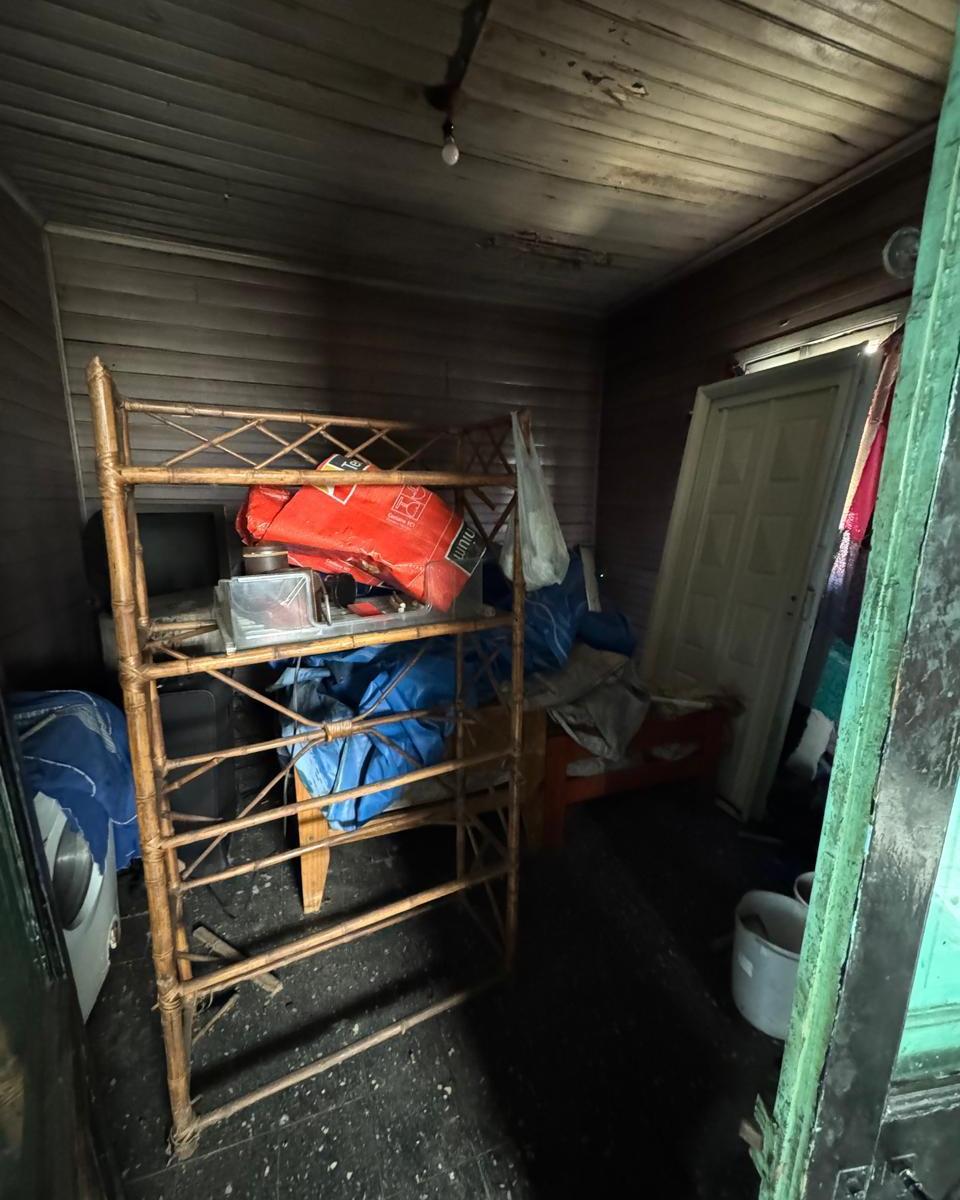 TIPO CASA INTERNO CON GARAGE Y JARDÍN A RECICLAR
