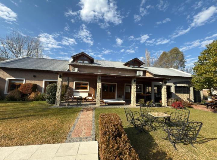 ESPECTACULAR CASA ESTILO PATAGÓNICO SOBRE GRAN LOTE