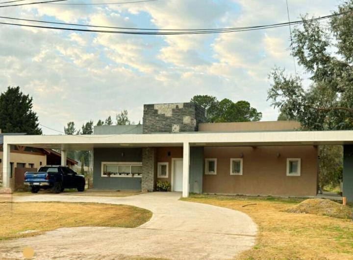 MODERNA CASA SOBRE HERMOSO LOTE