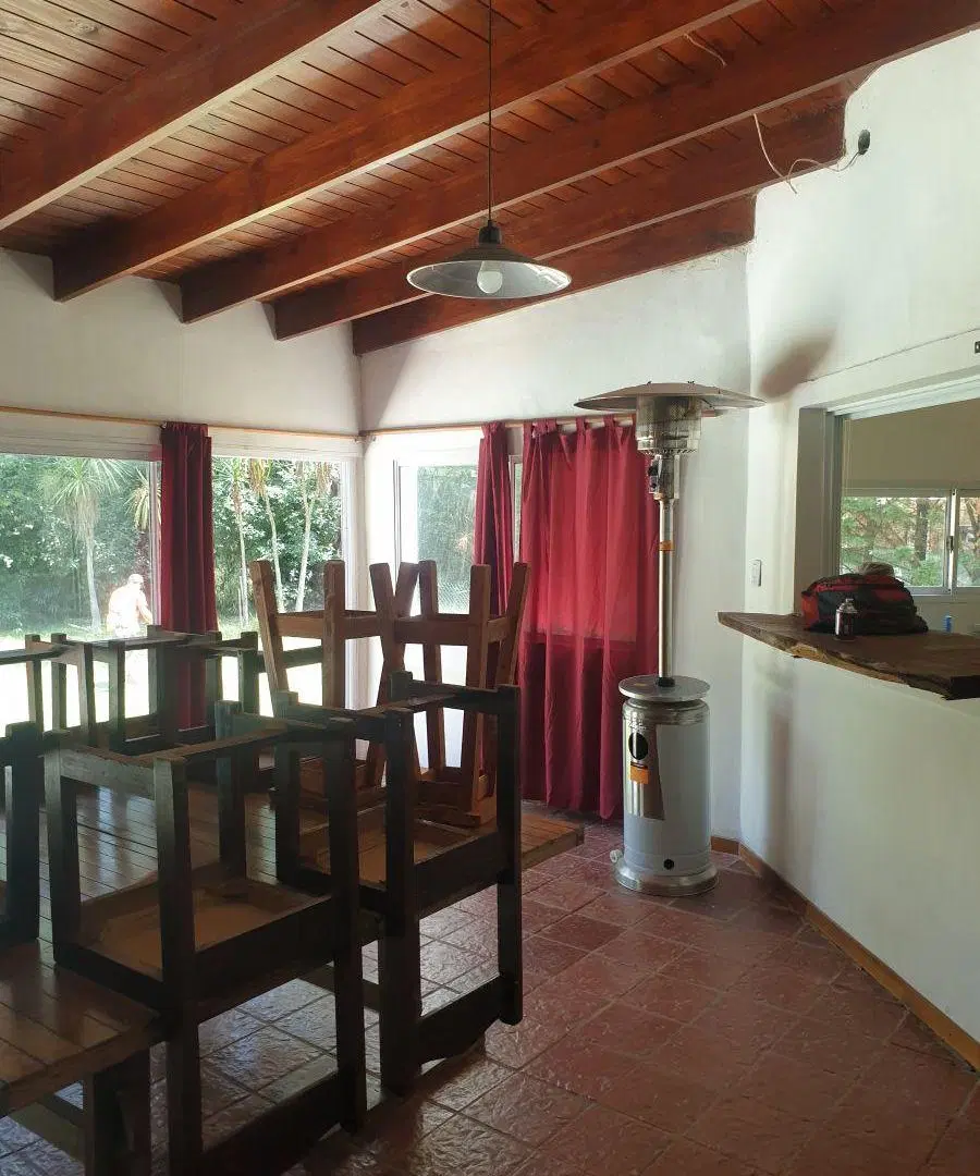 CASA + CASA DE HUÈSPEDES SOBRE LOTE ARBOLADO CON PISCINA EN BARRIO CERRADO 5