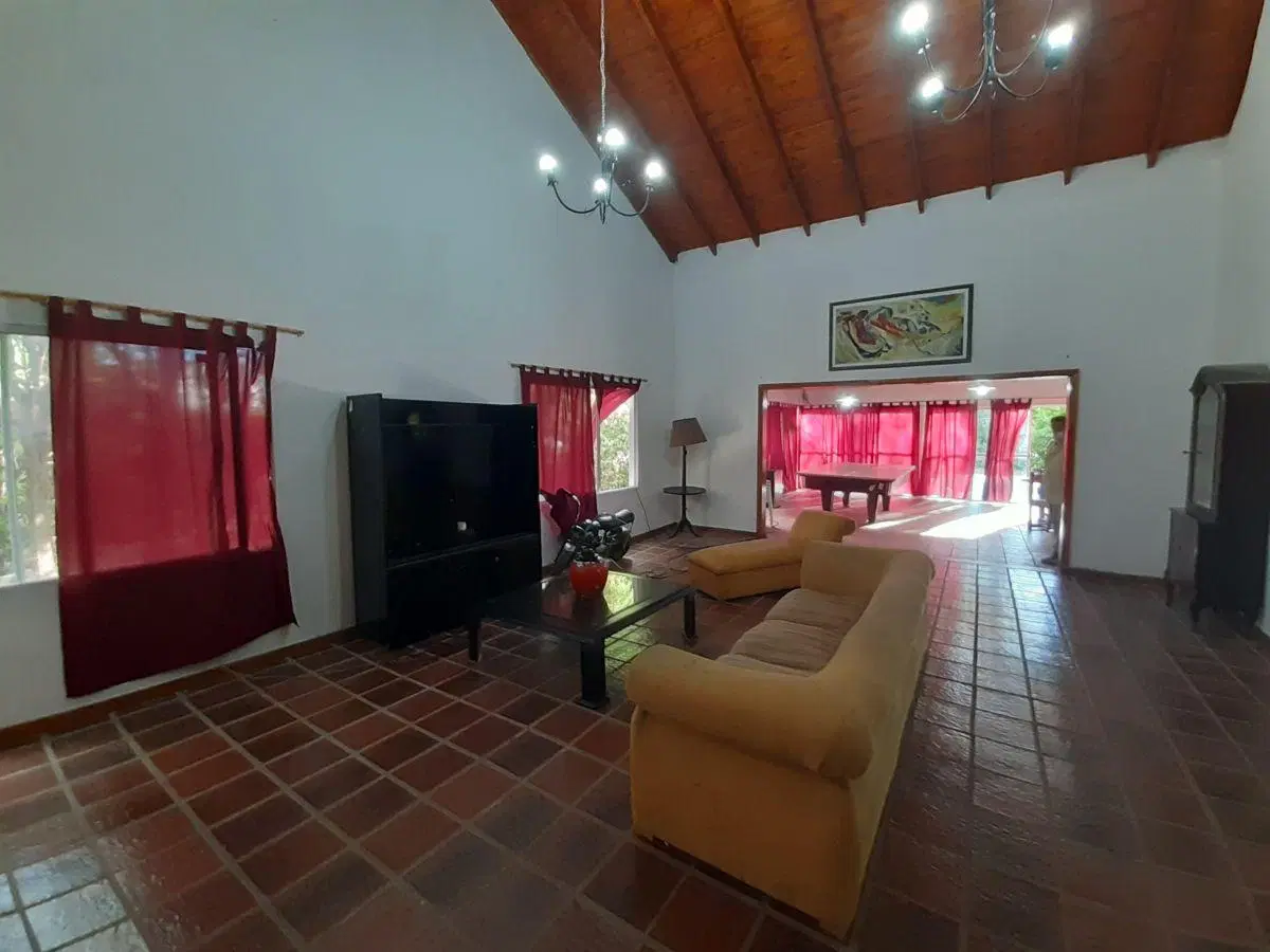 CASA + CASA DE HUÈSPEDES SOBRE LOTE ARBOLADO CON PISCINA EN BARRIO CERRADO 4