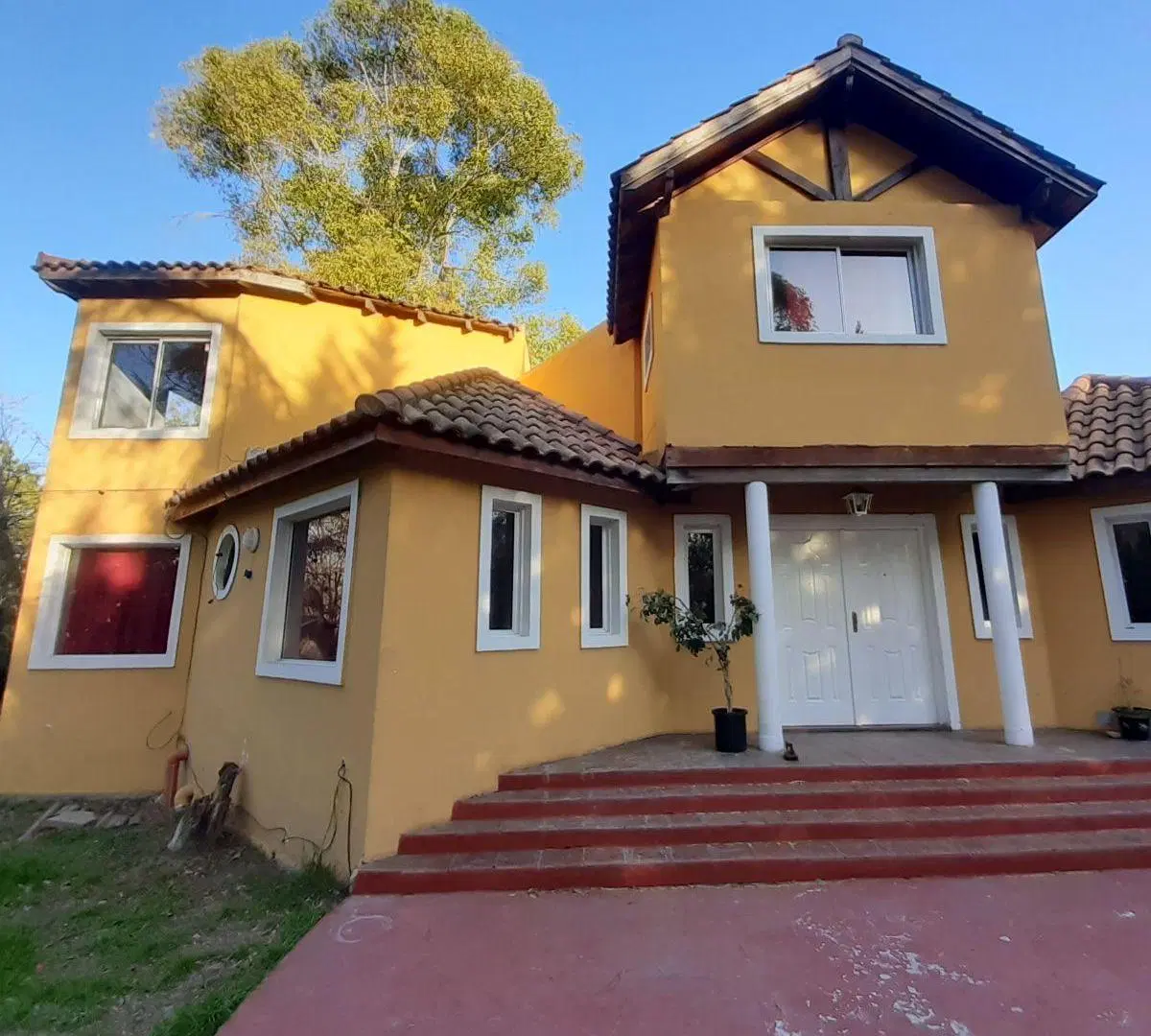 CASA + CASA DE HUÈSPEDES SOBRE LOTE ARBOLADO CON PISCINA EN BARRIO CERRADO 2