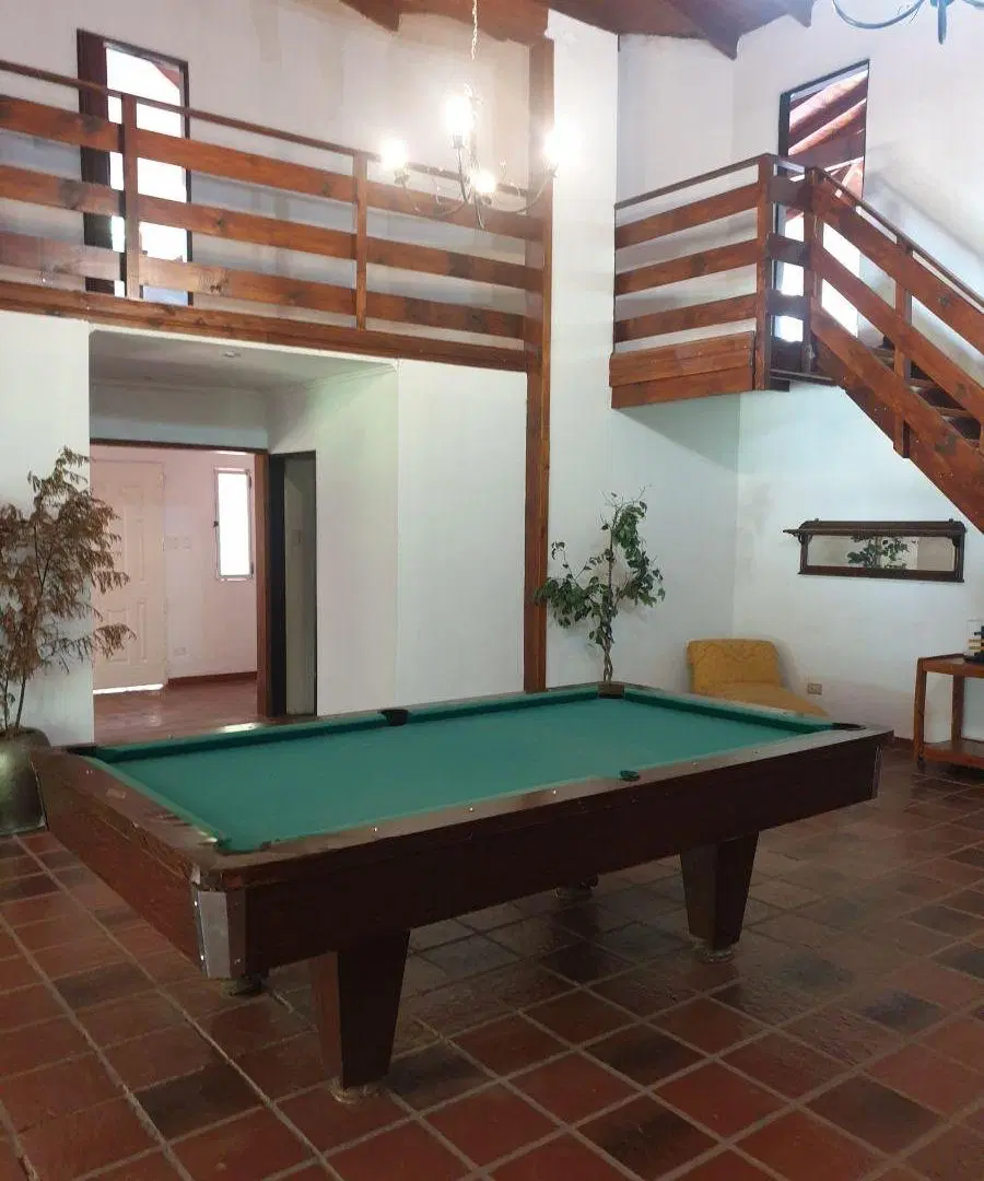 CASA + CASA DE HUÈSPEDES SOBRE LOTE ARBOLADO CON PISCINA EN BARRIO CERRADO 8