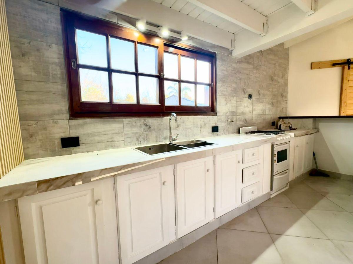 Foto de HERMOSA CASA RECICLADA A NUEVO CON PISCINA SOBRE LOTE CON BOSQUE, imagen 5