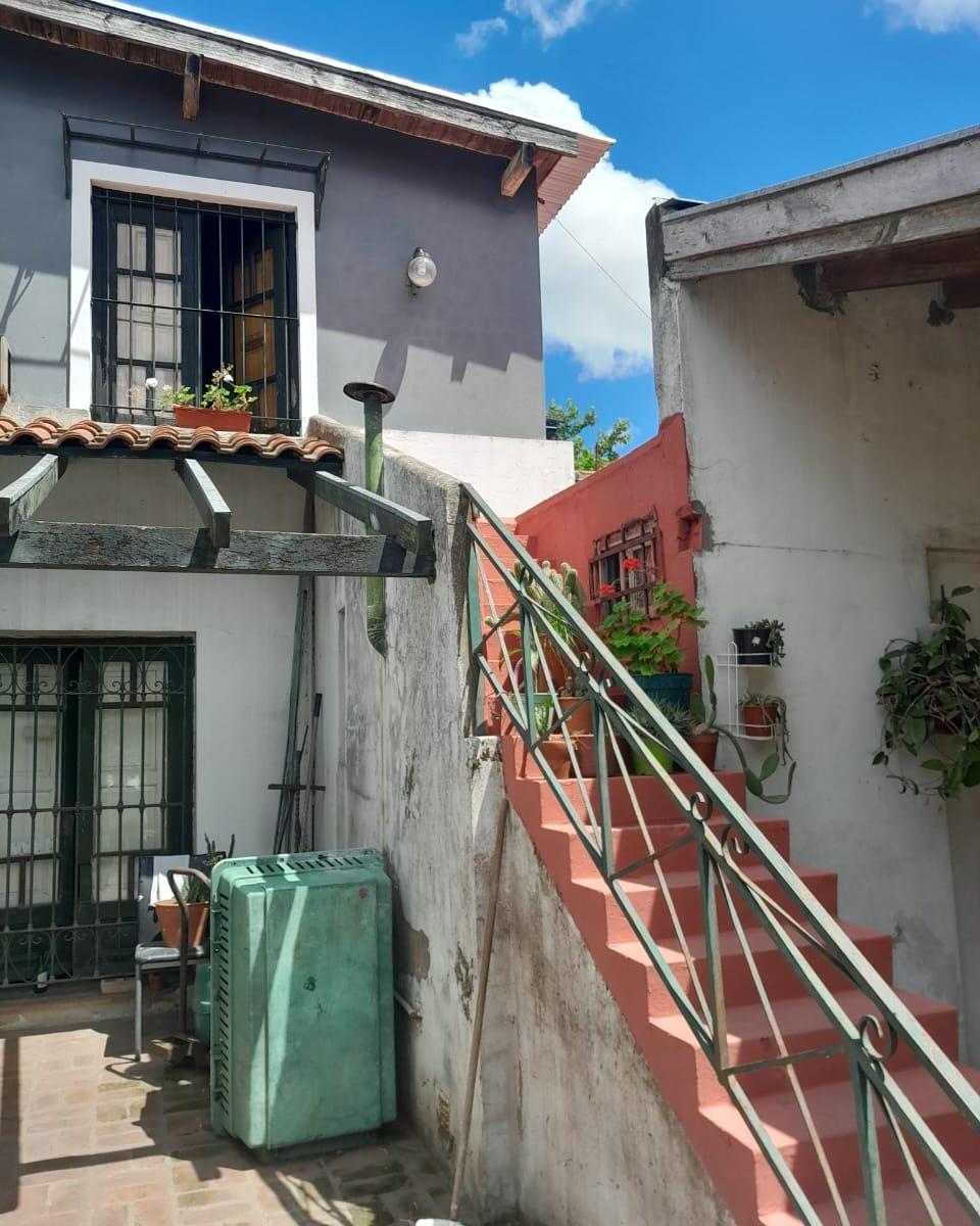 HERMOSA CASA EN VENTA - 4 DORMITORIOS, ENTRADA VEHÍCULO, FONDO CON PILETA