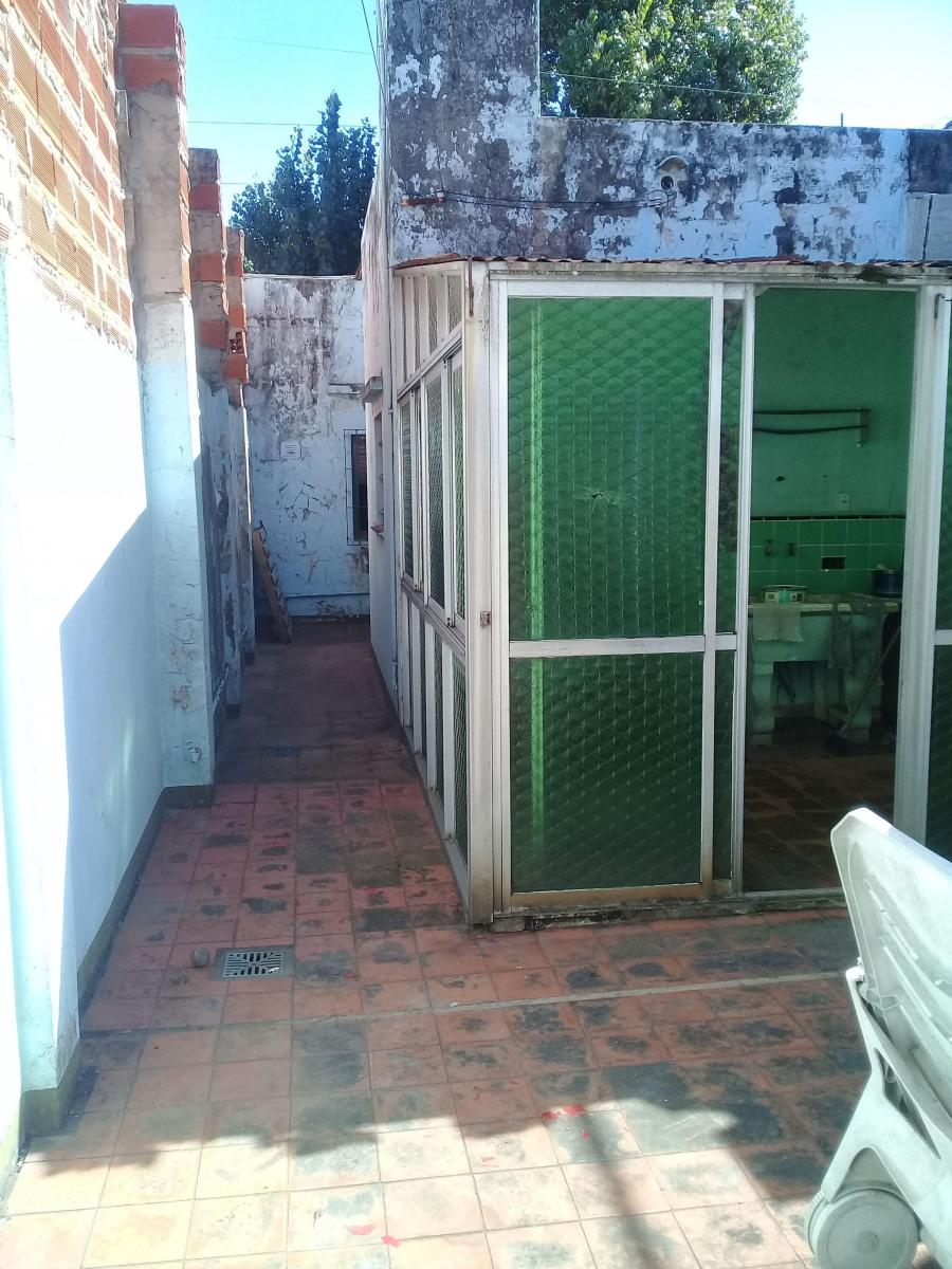 VENDE CASA EN PH C /PATIO Y QUINCHO - A REFACCIONAR
