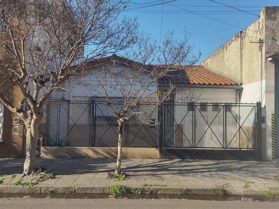 VENDE- Casa con garaje, patio, quincho y fondo libre