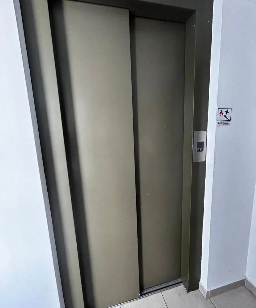 Cómodo depto.2 ambientes, cochera, apto profesional, pleno centro Olivos 2