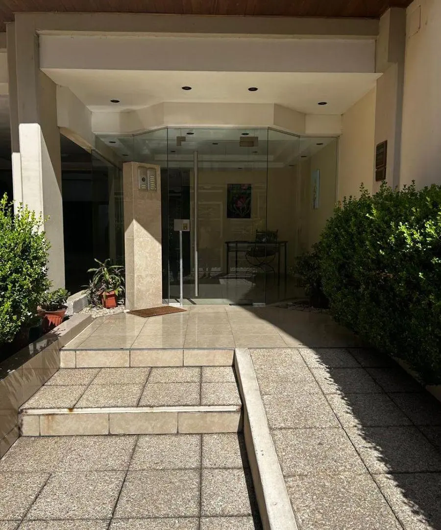 Cómodo depto.2 ambientes, cochera, apto profesional, pleno centro Olivos 3