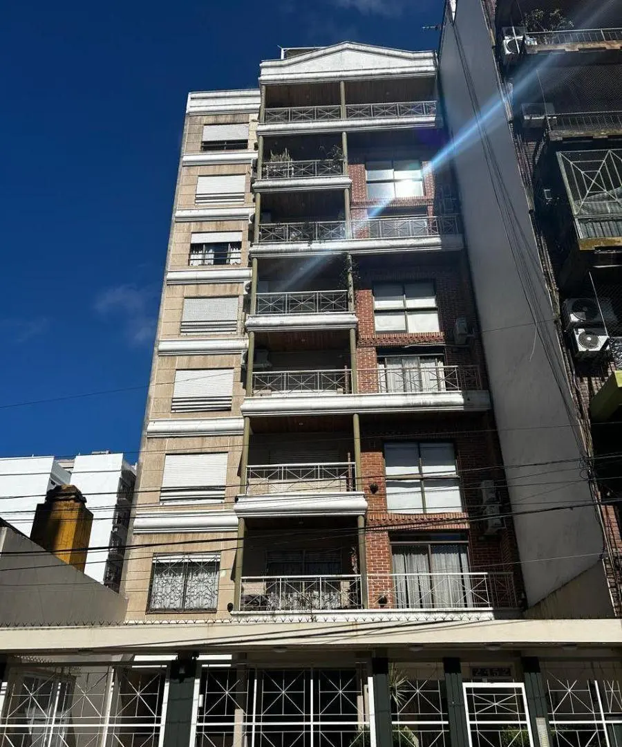 Cómodo depto.2 ambientes, cochera, apto profesional, pleno centro Olivos 1