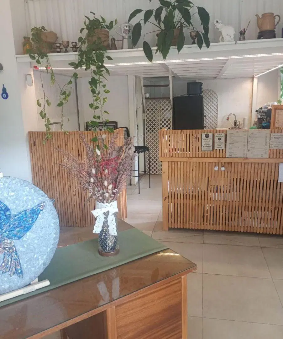 Excelente local comercial esquina Ugarte y Avellaneda, pleno centro comercial Olivos 4