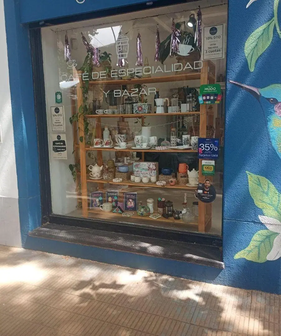 Excelente local comercial esquina Ugarte y Avellaneda, pleno centro comercial Olivos 5