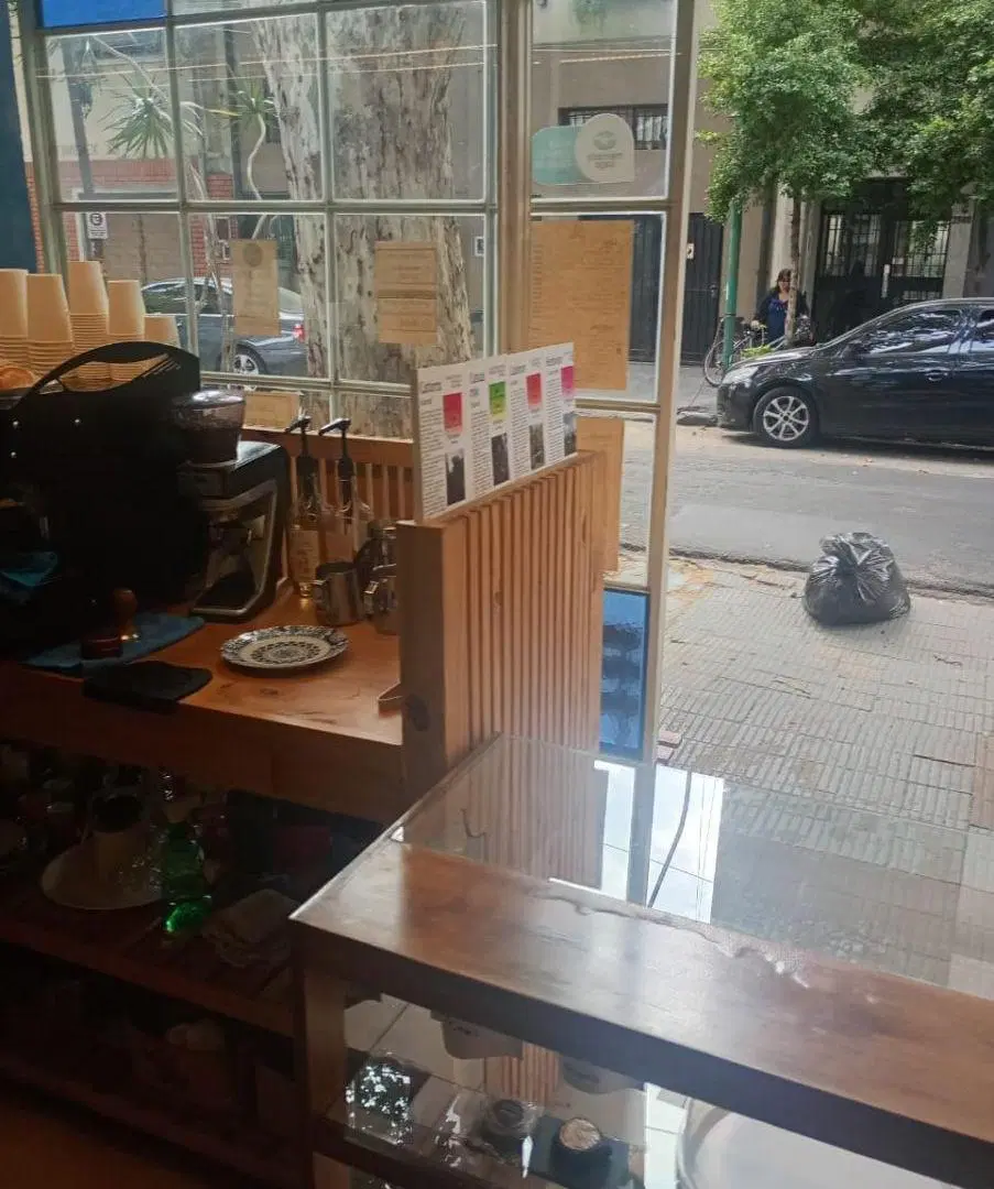Excelente local comercial esquina Ugarte y Avellaneda, pleno centro comercial Olivos 3