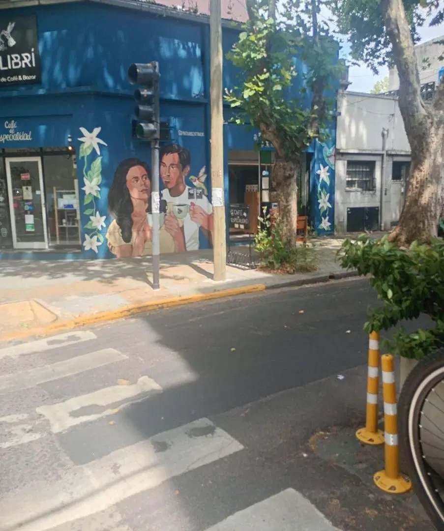 Excelente local comercial esquina Ugarte y Avellaneda, pleno centro comercial Olivos 2