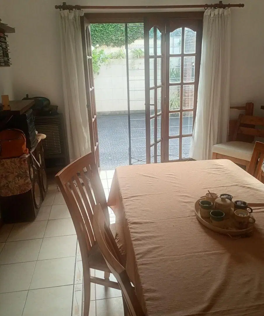 Cómoda y sólida casa de 4 amb.con quincho, parrilla y entrada auto 2