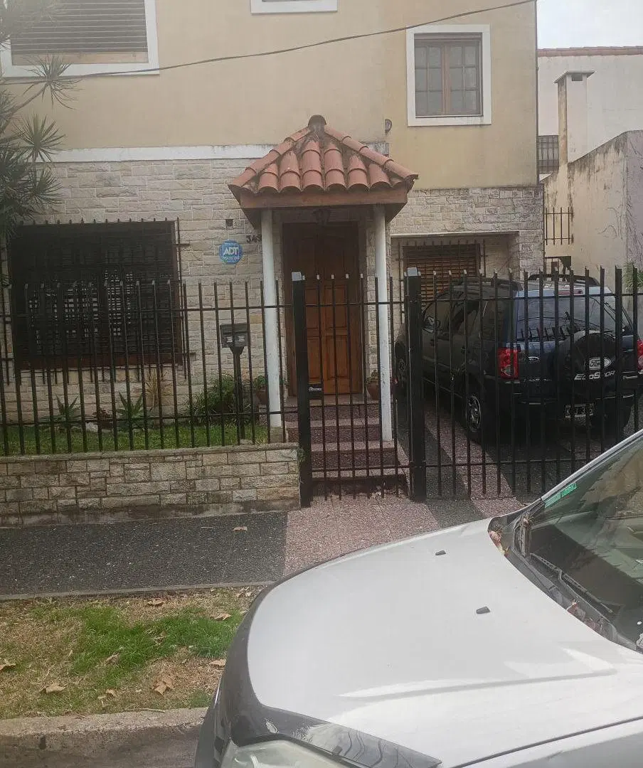 Cómoda y sólida casa de 4 amb.con quincho, parrilla y entrada auto 8