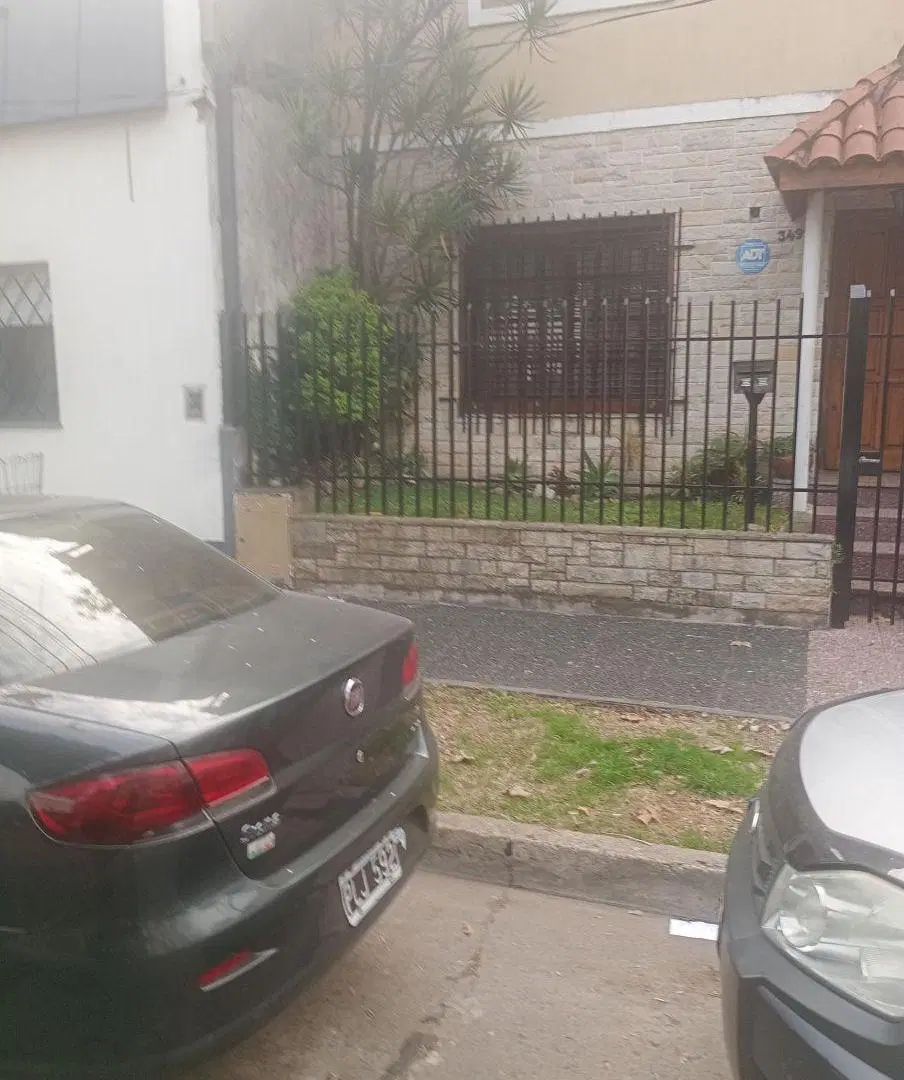 Cómoda y sólida casa de 4 amb.con quincho, parrilla y entrada auto 1