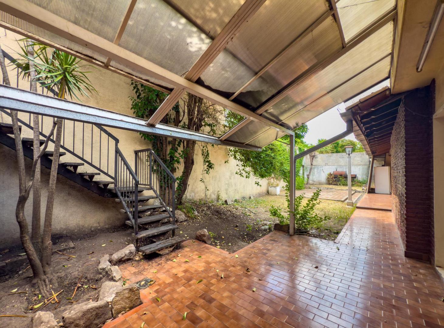 Casa 6 ambientes con jardin LOTE propio 2 plantas A RECICLAR OPORTUNIDAD