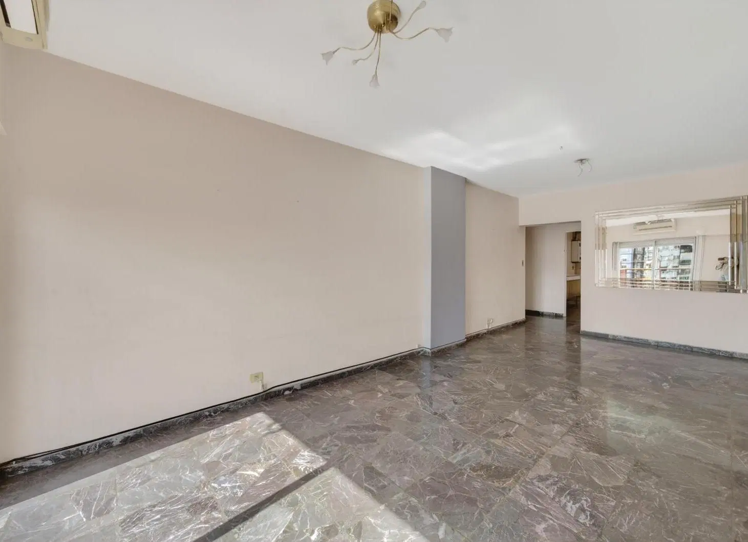 Departamento 4 ambientes CON COCHERA Piso alto al frente. Balcon. Venta 5